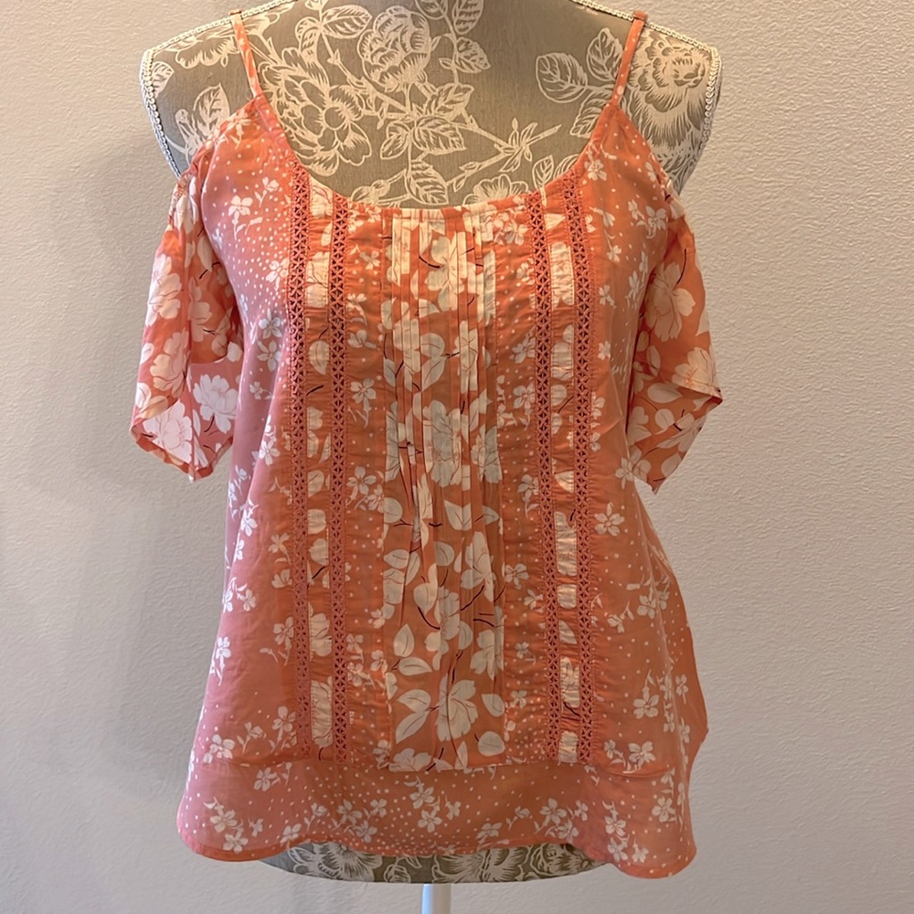 Abercrombie & Fitch open shoulder